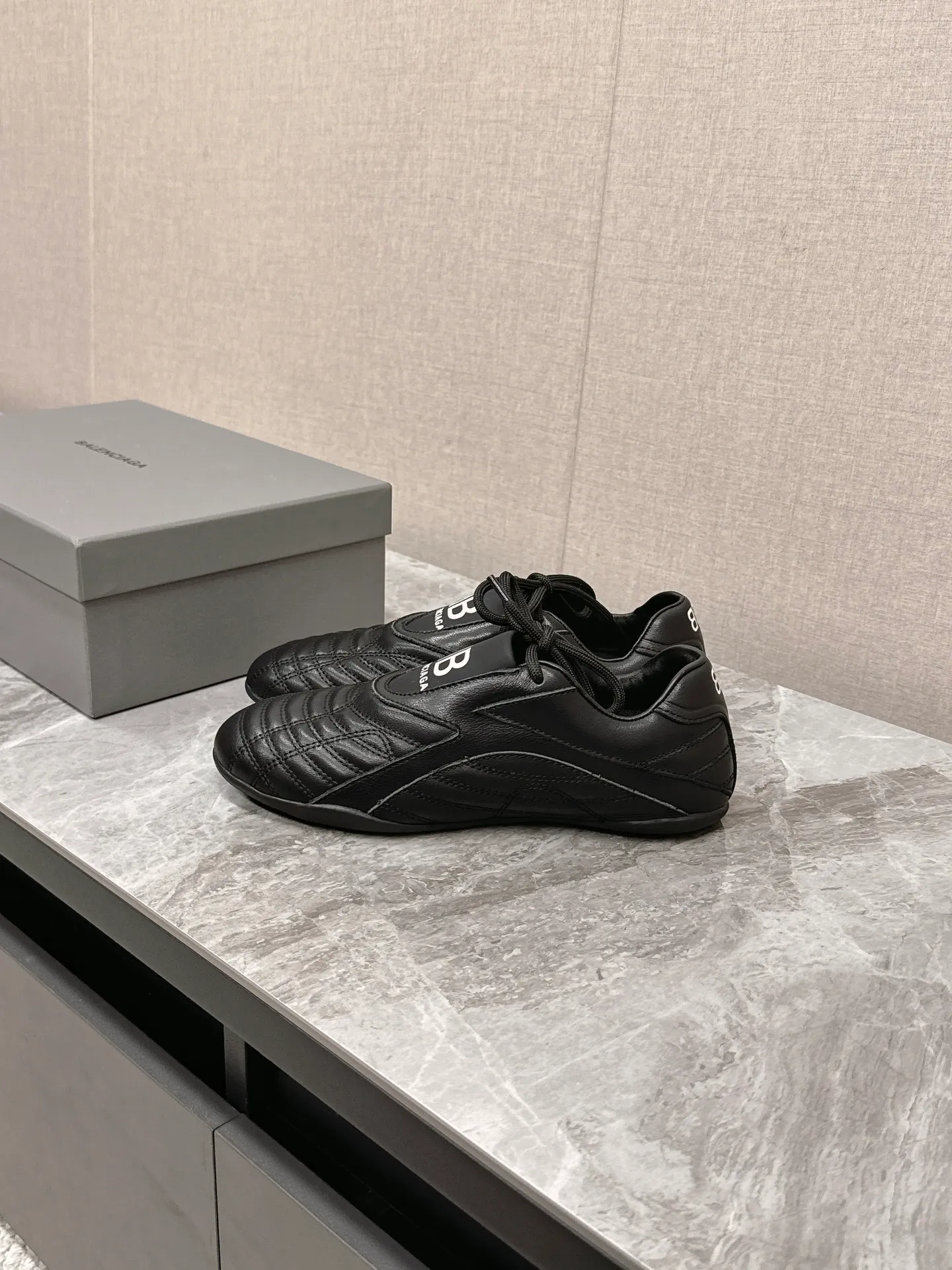 💰560 Balenciaga plaid baseball shoes casual shoes. Original purchase, development and production. Balenciaga's latest hidden tennis shoes with soft rhombus pattern. Soft calfskin matching and classic double logo are full of retro feel. It is the most versatile black and white color. This year, a casual shoe for girls. The sole design is super soft. Comes with exquisite packaging at the counter. 🛍📦 ▪️ Fabric: Original customized calfskin plaid ▪️ Lining: Imported custom cowhide lining ▪️ Sole: Original molded rubber outsole ▪️ Size: Women's 35-40